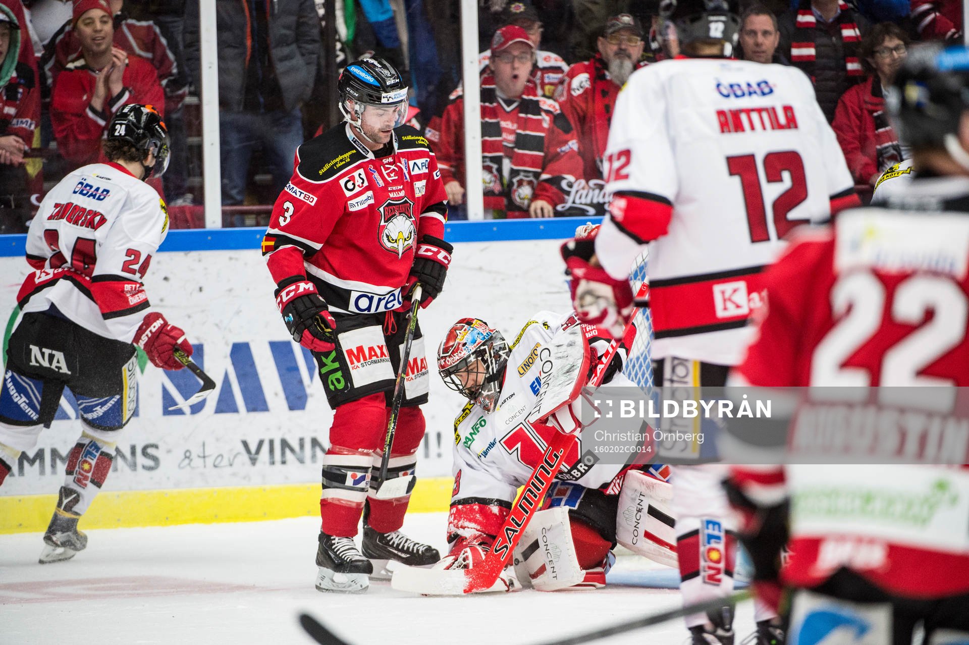 Malmö Redhawks Kent McDonell framför Örebros målvakt