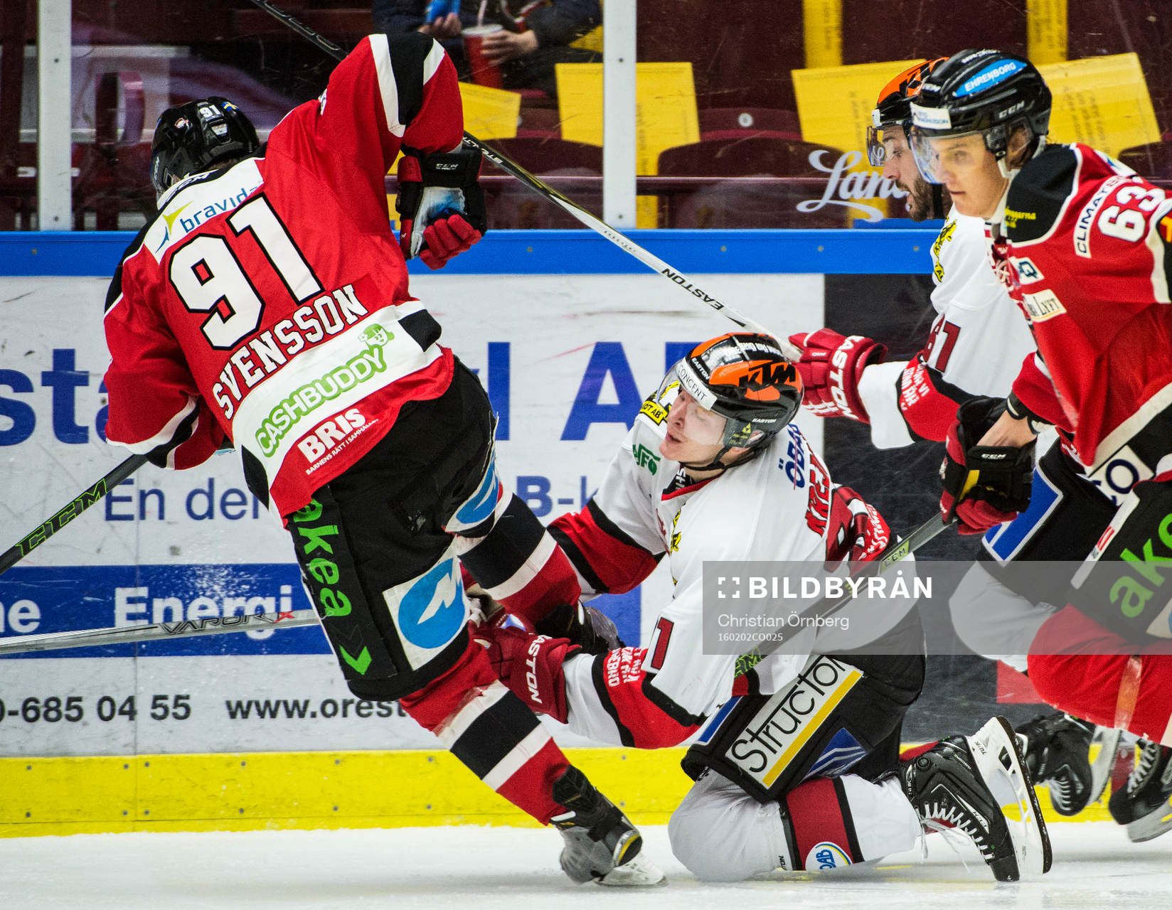 Malmö Redhawks Björn Svensson hålls fast av Örebros