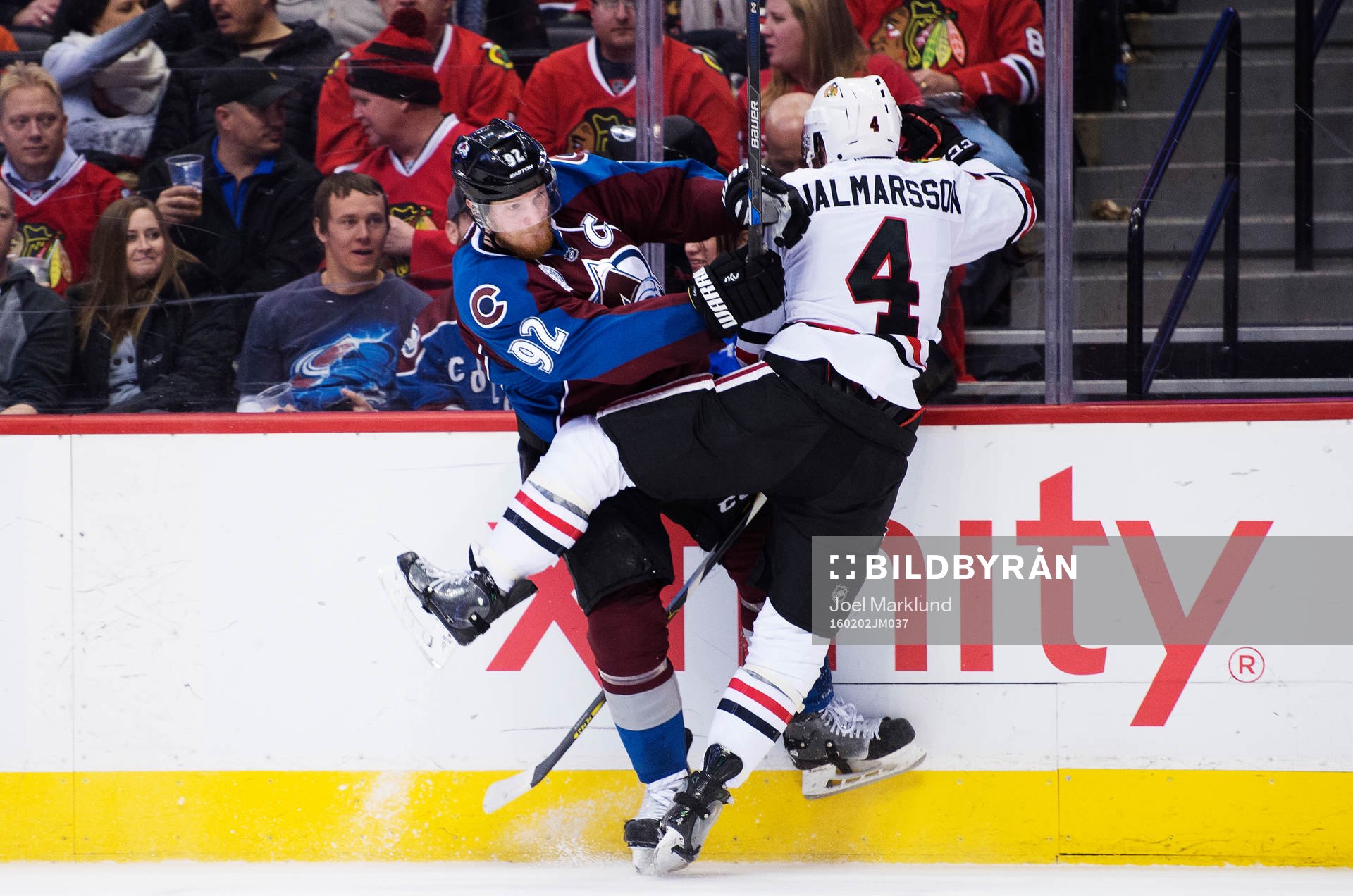 Colorados Gabriel Landeskog tacklar Chicagos Niklas