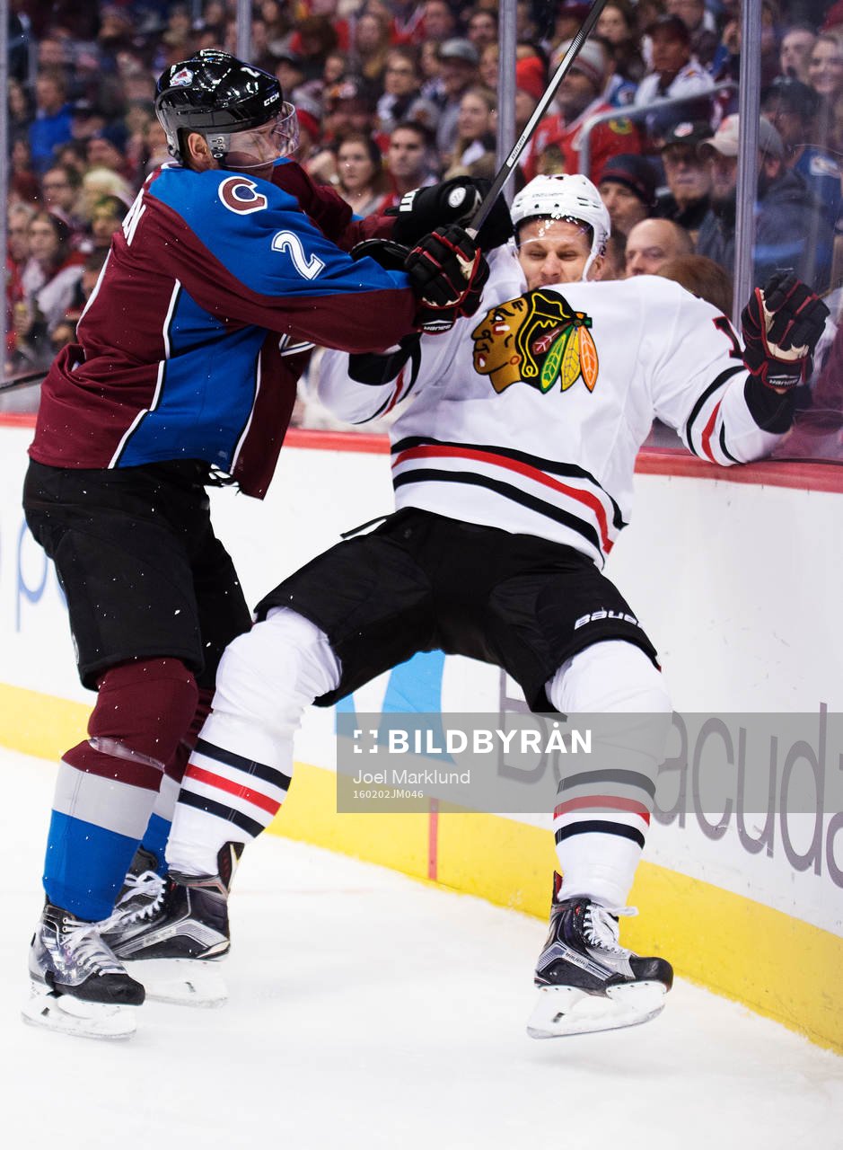 Colorados Nick Holden tacklar Chicagos Richard Panik