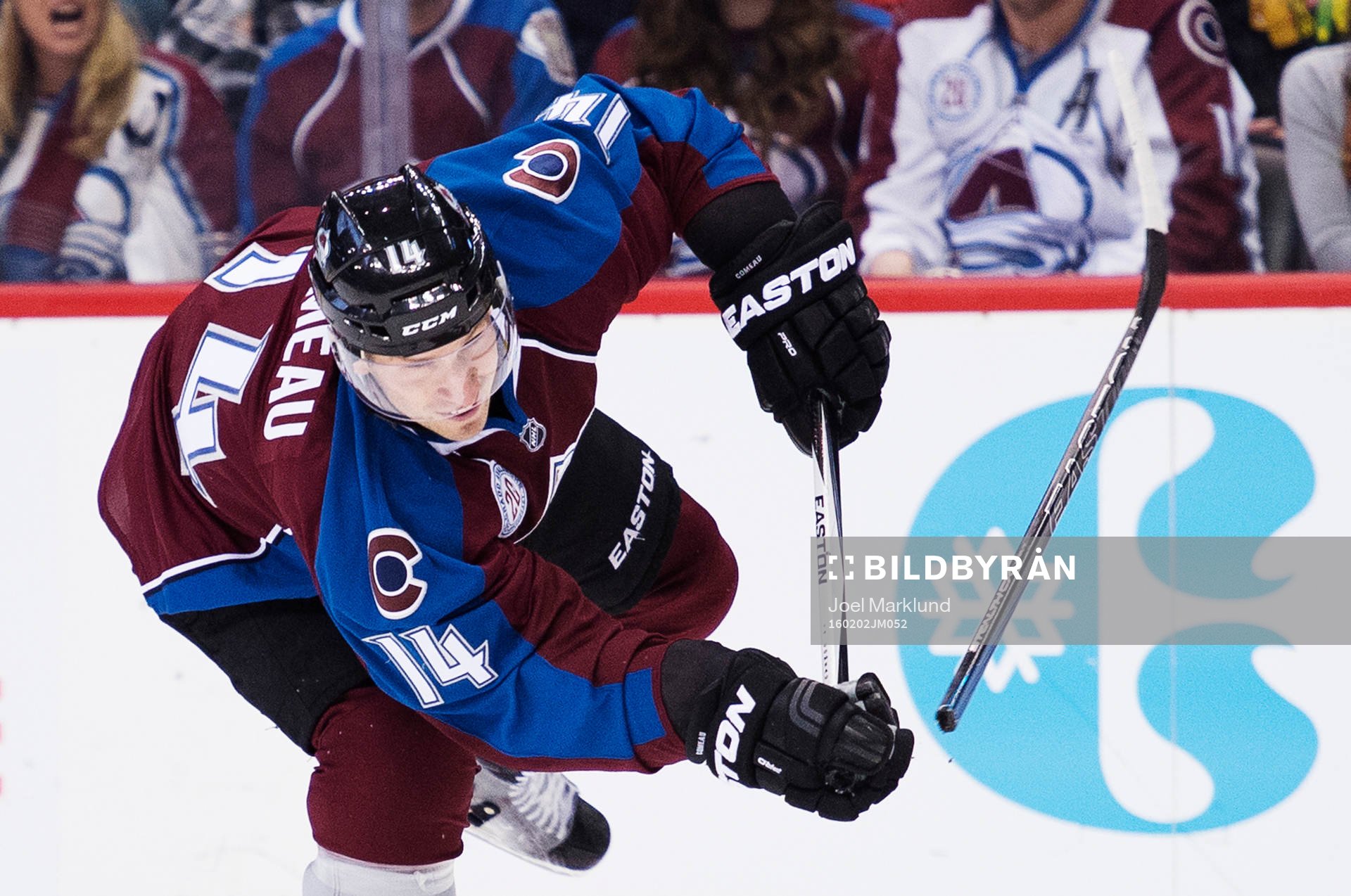 Colorados Blake Comeau bryter av sin klubba när han