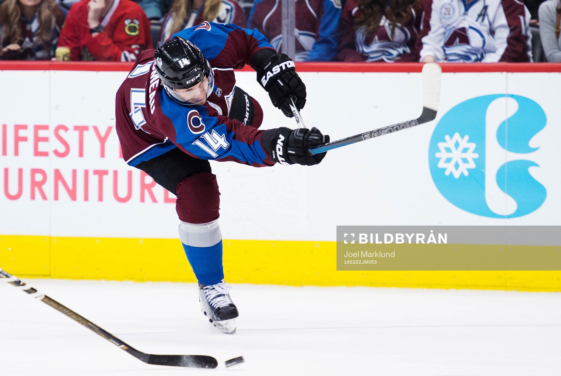 Colorados Blake Comeau bryter av sin klubba när han