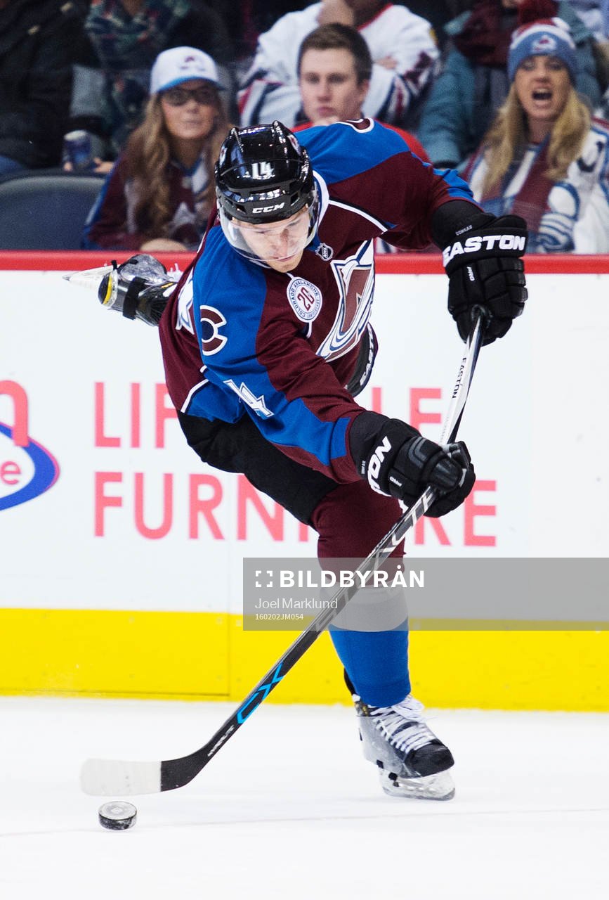 Colorados Blake Comeau bryter av sin klubba när han