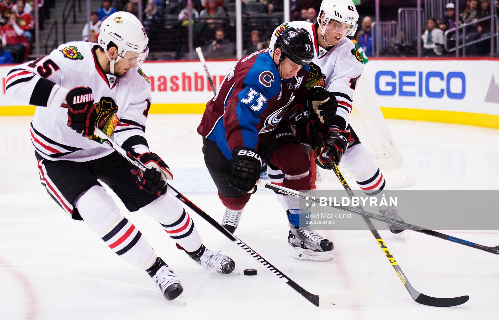Chicagos Artem Anisimov och Viktor Svedberg utmanas av