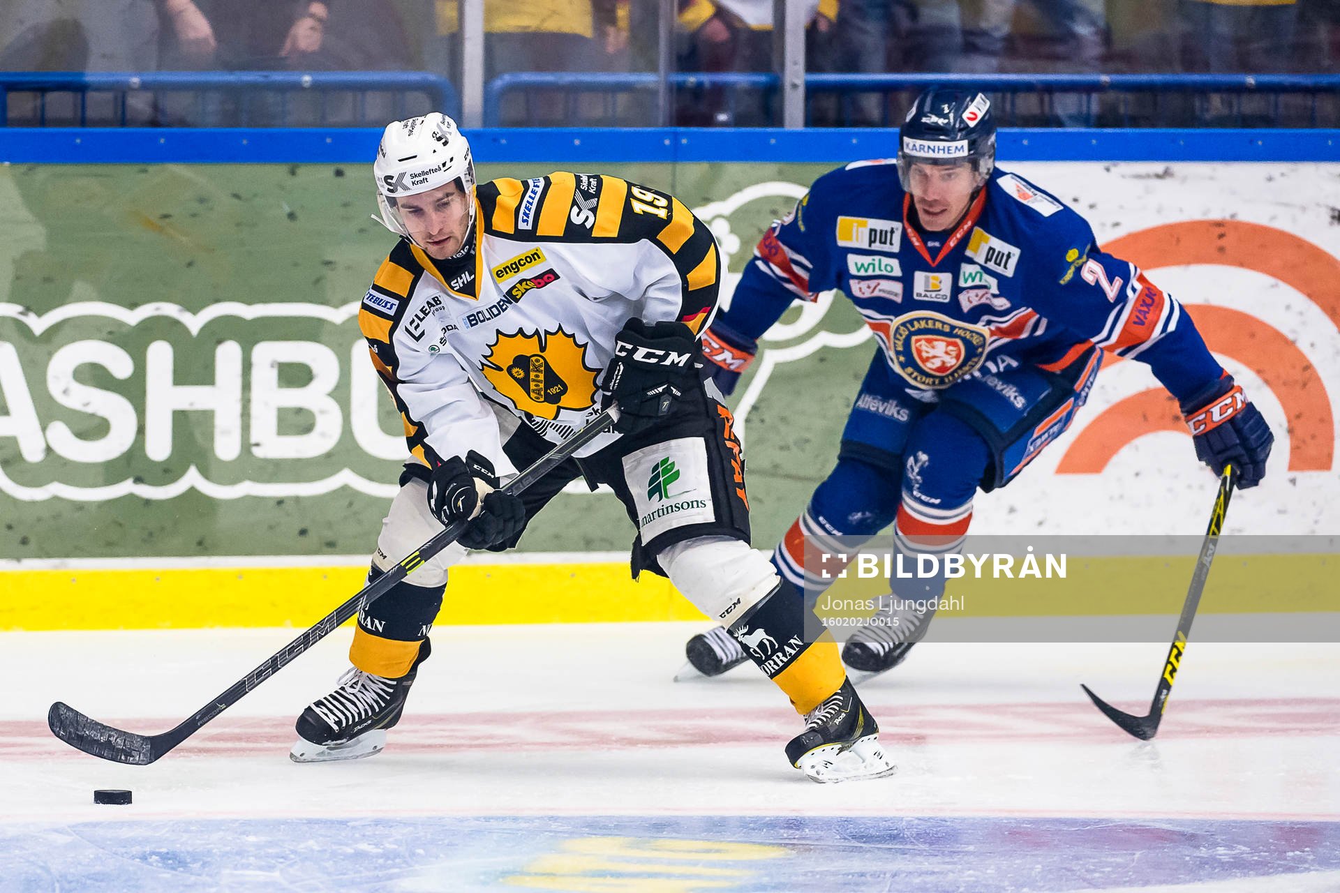 Skellefteås Andrew Calof jagas av Växjös Teemu Laakso