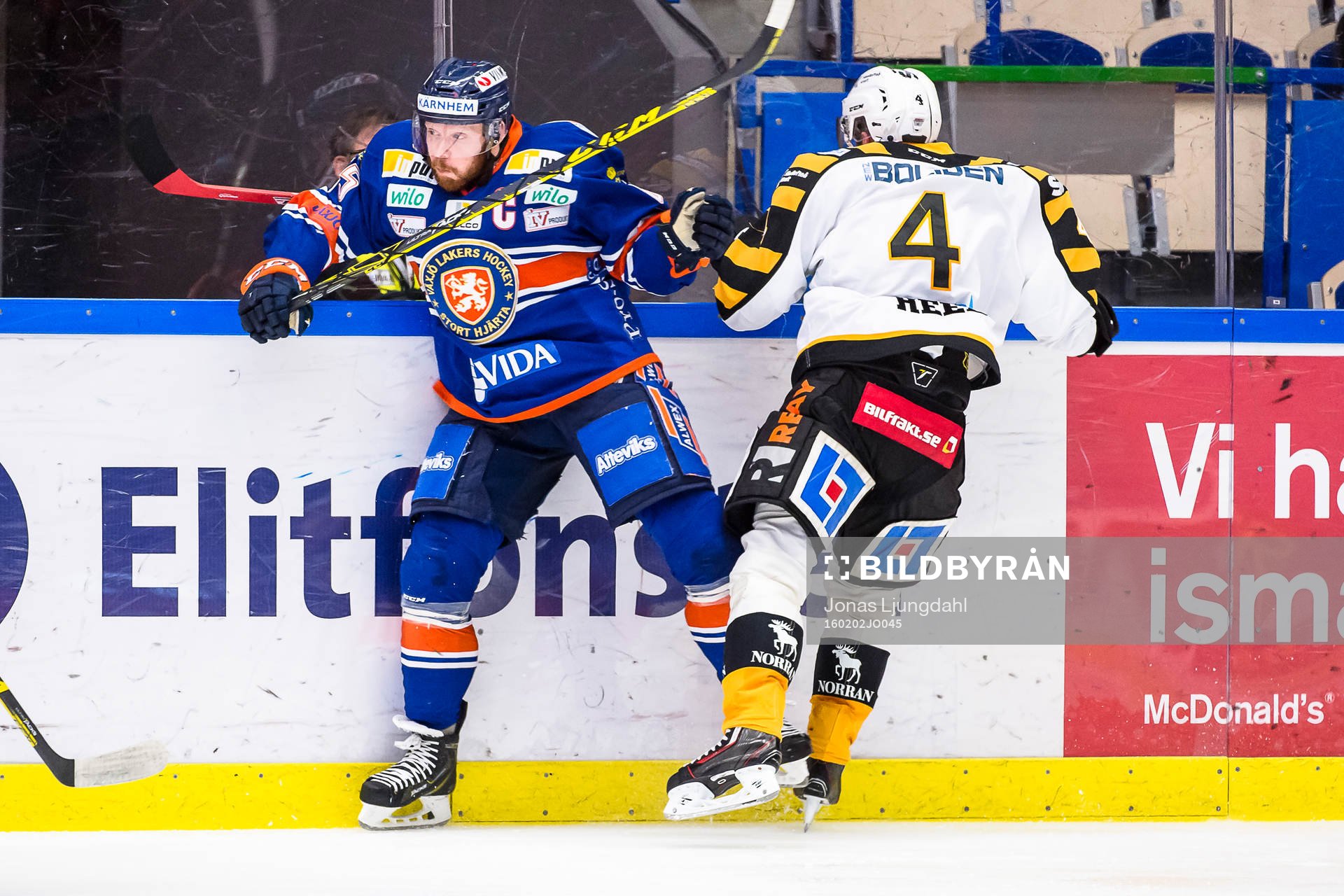 Växjös Liam Reddox tacklar Skellefteås Tim Heed