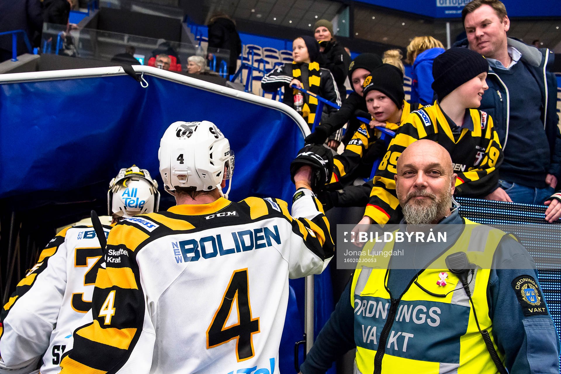 Skellefteås Tim Heed hälsar på supportrar