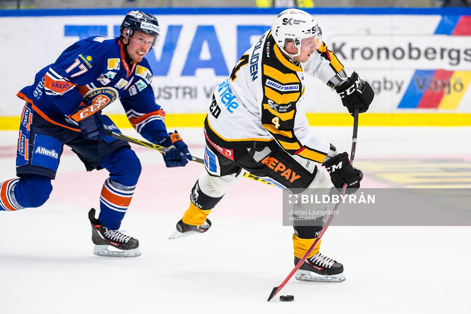 Skellefteås Tim Heed skjuter pucken. Växjös Alexander