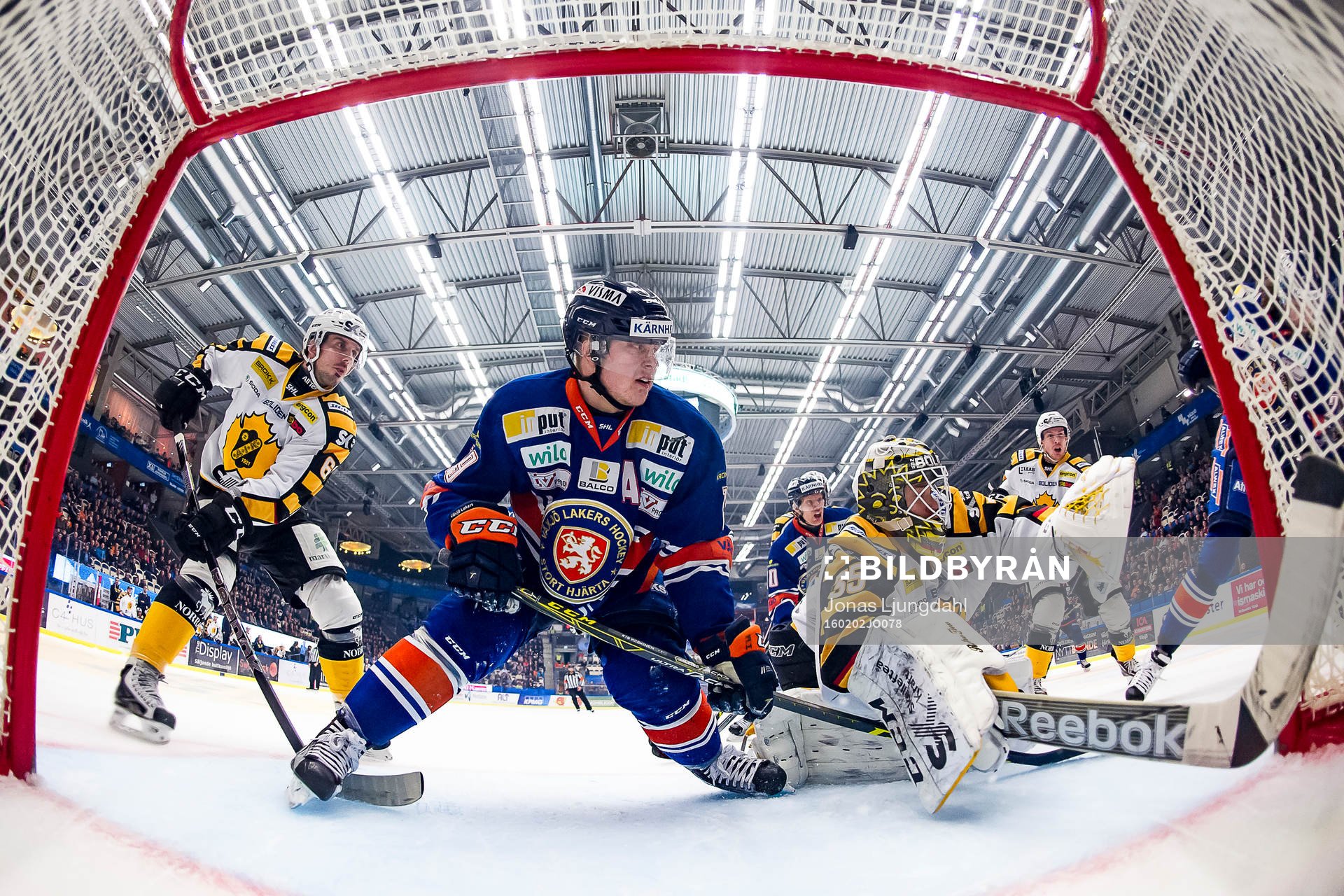 Växjös Tuomas Kiiskinen faller i Skellefteås målgård.