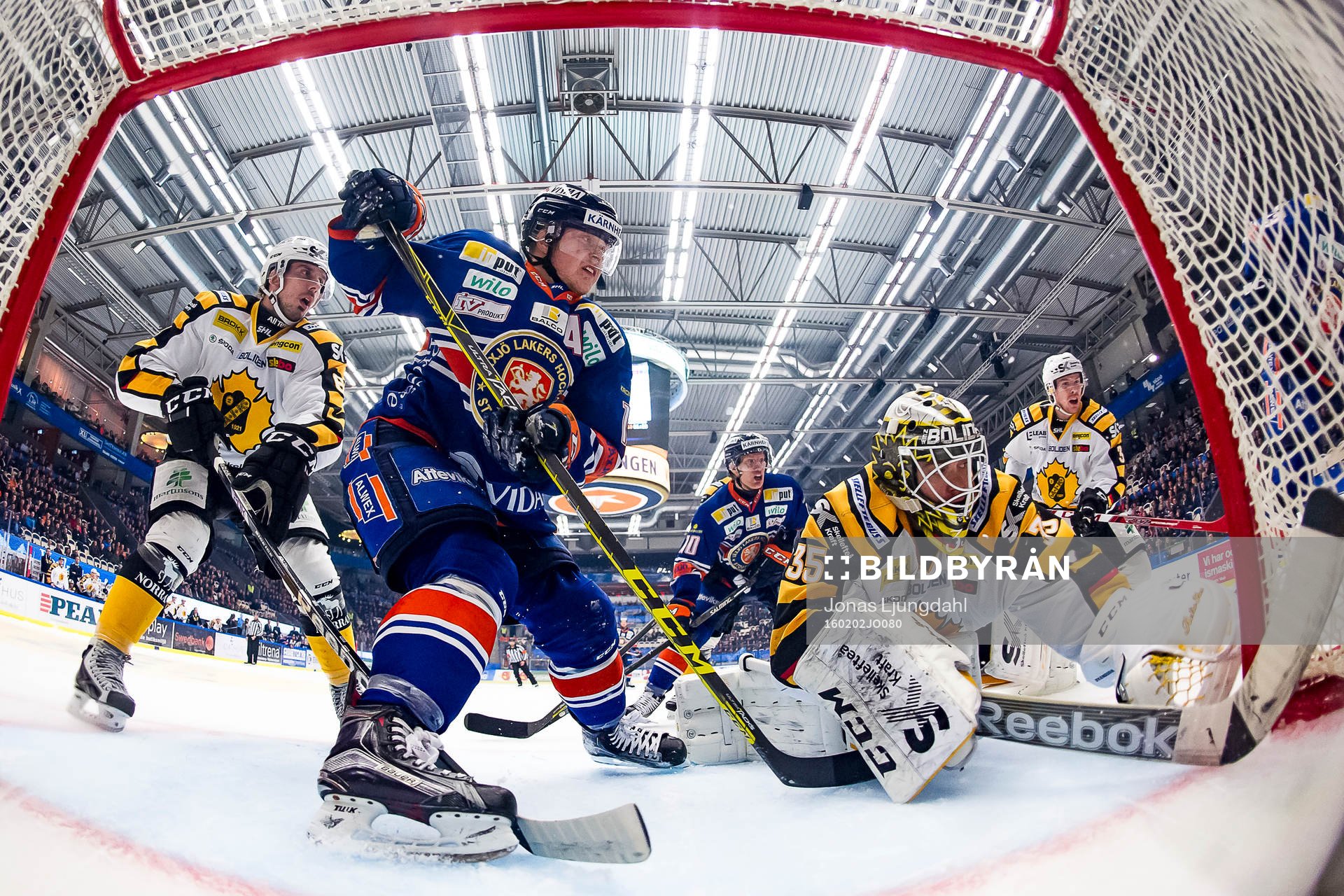 Växjös Tuomas Kiiskinen faller i Skellefteås målgård.