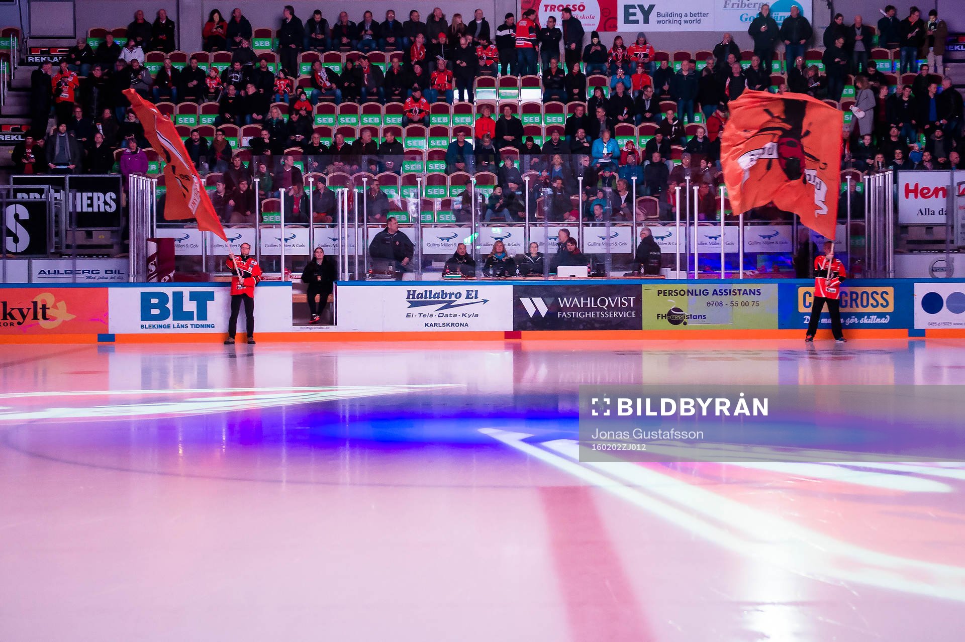 Till vänster Mikael Eklund med flagga
