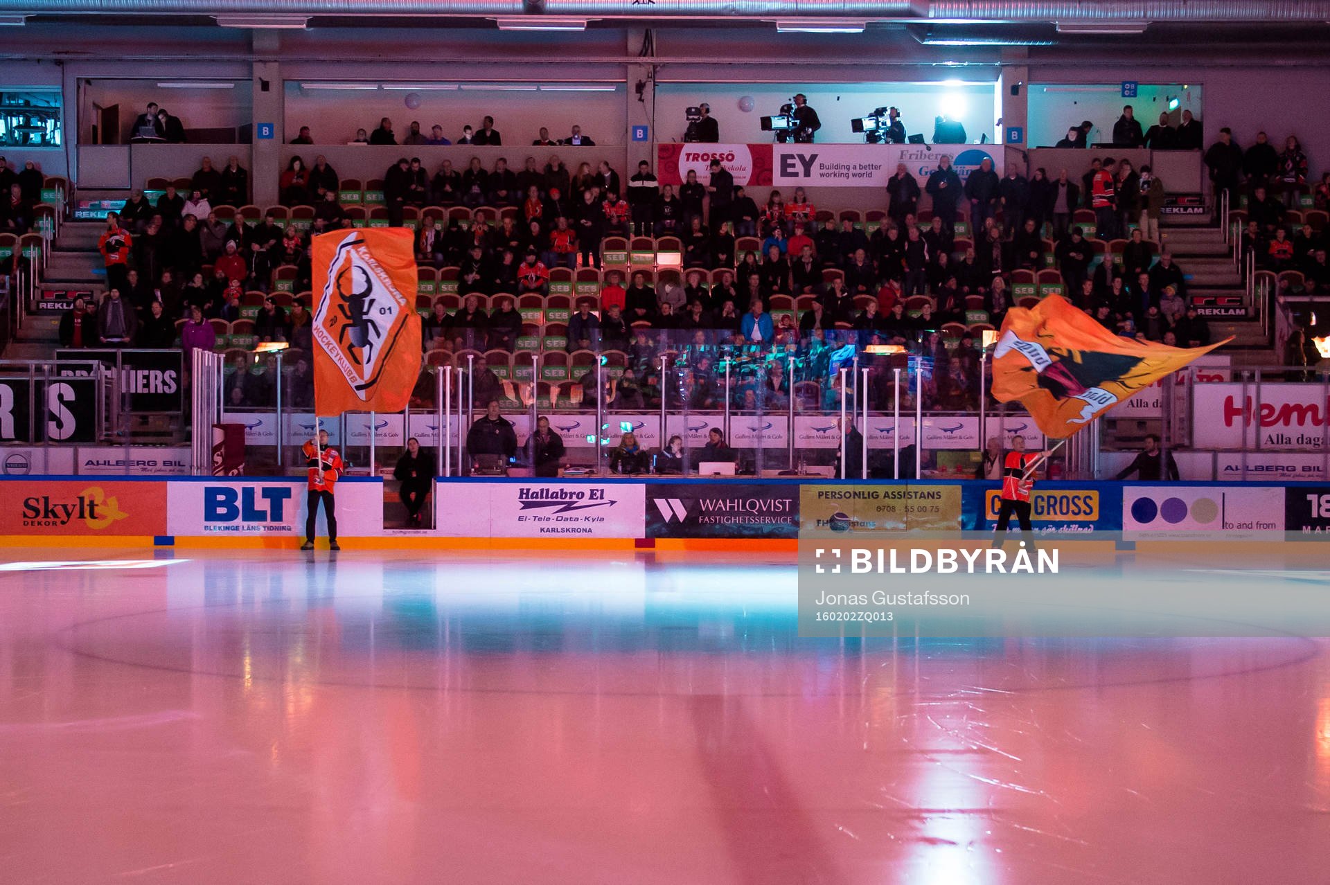 Till vänster Mikael Eklund med flagga