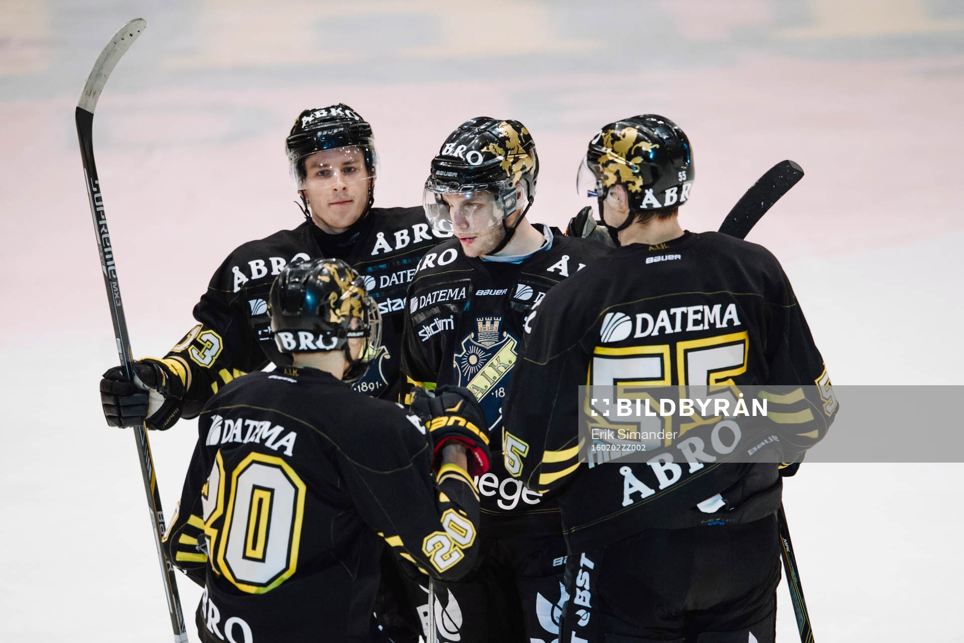 s Fredrik Hyrning firas av sina lagkamrater