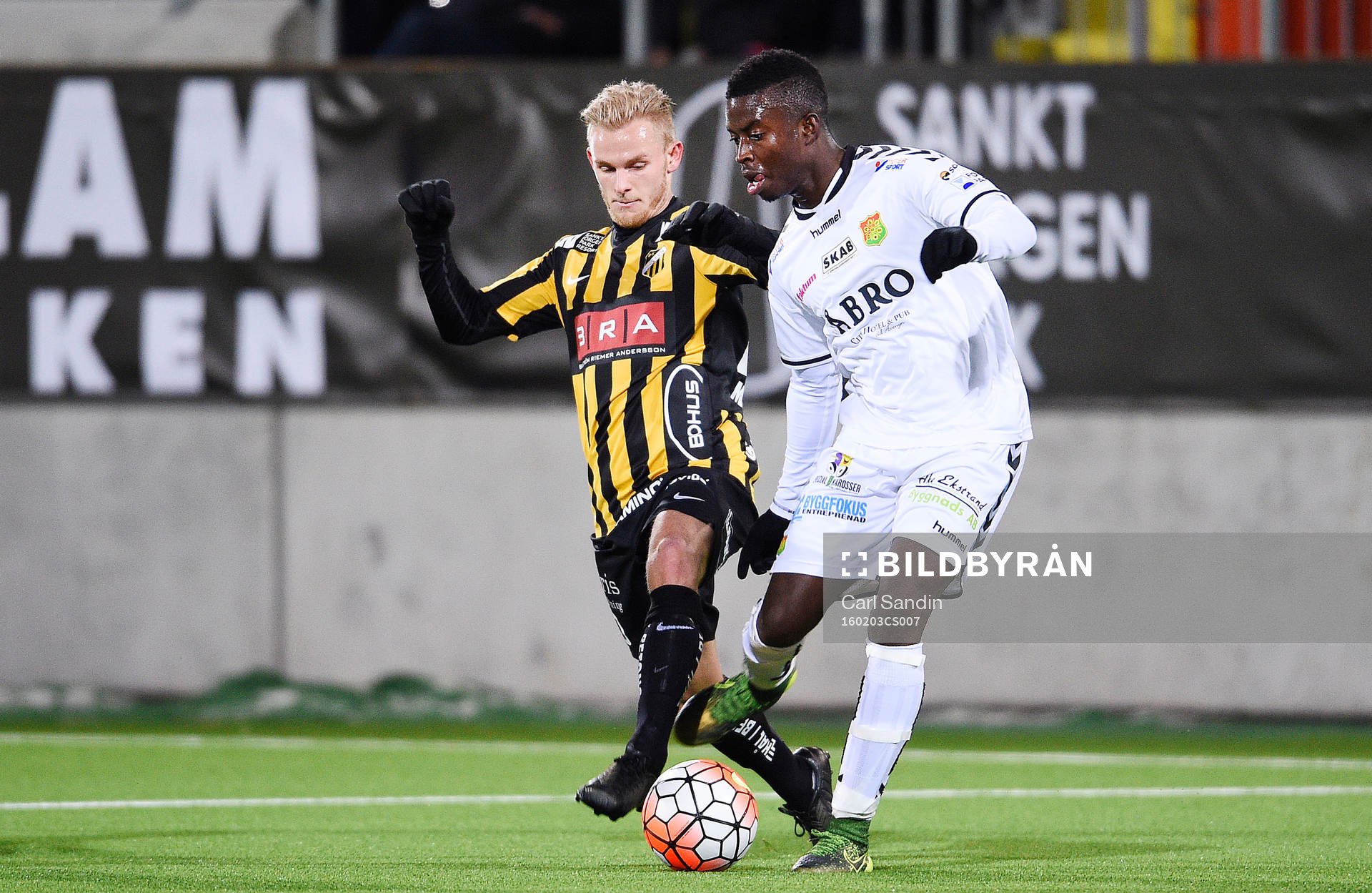 Häckens Niklas Andersen och GAIS Kieron Cadogan under en träningsmatch i fotboll mellan Häcken och GAIS den 3 februari 2016 i Göteborg.