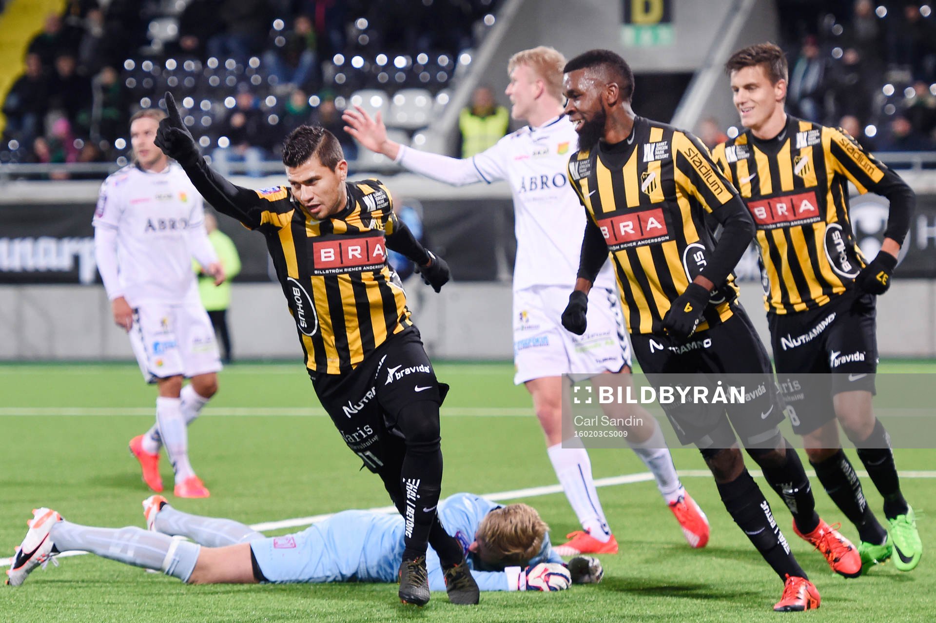 Häckens Paulo de Oliviera gör 1-0 och jublar med Tefu