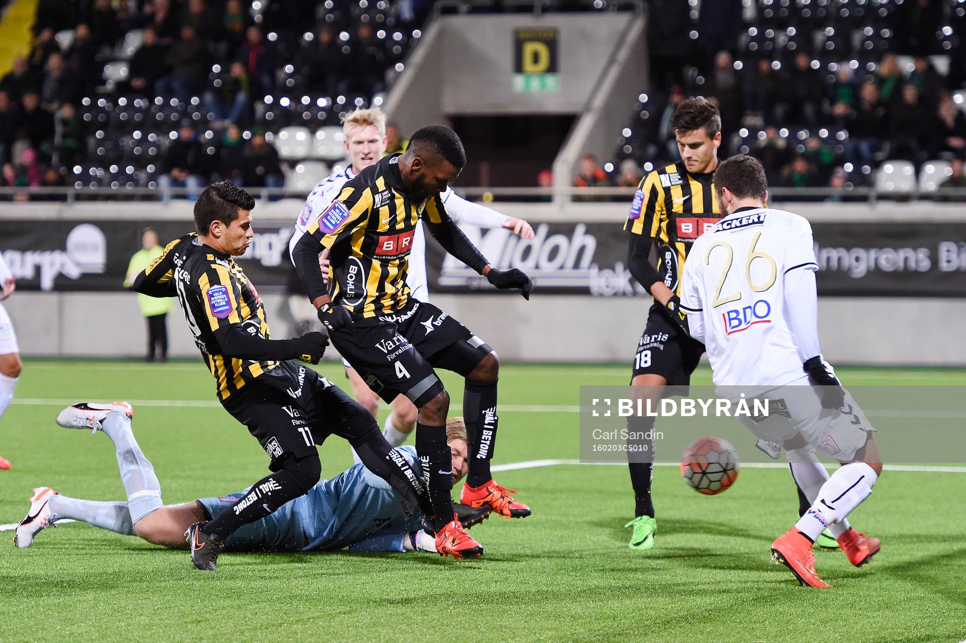 Häckens Tefu Mashamaite täcker GAIS målvakt Jesper