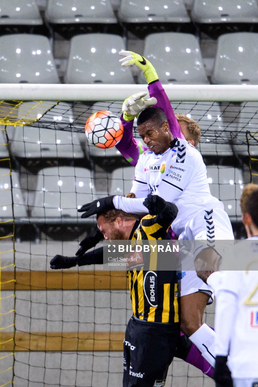 GAIS Liam Davies oroar framför Häckens målvakt Peter