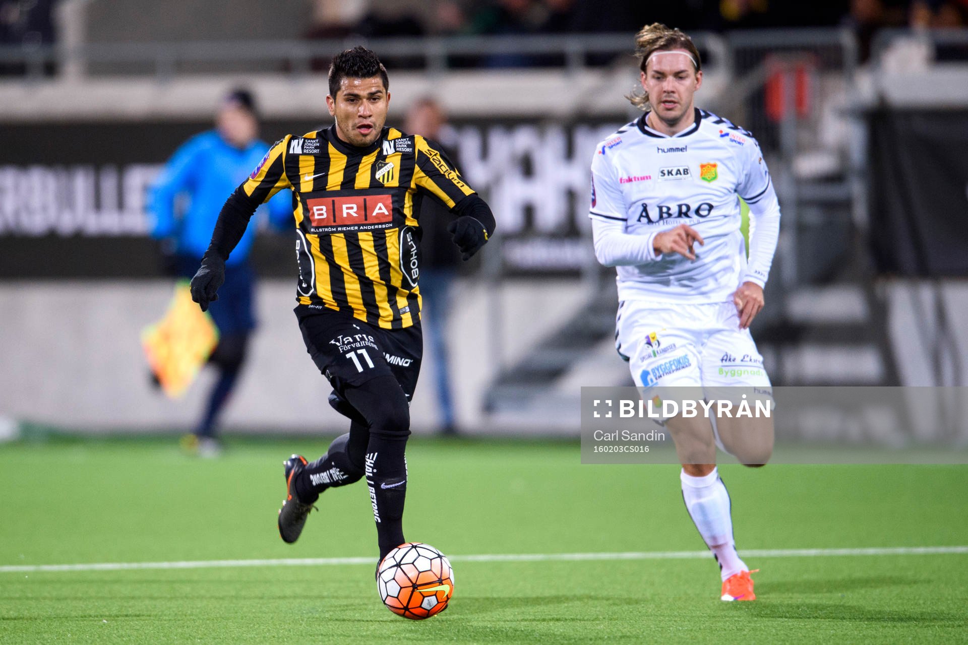 Häckens Paulo de Oliviera jagas av GAIS Danny Ervik