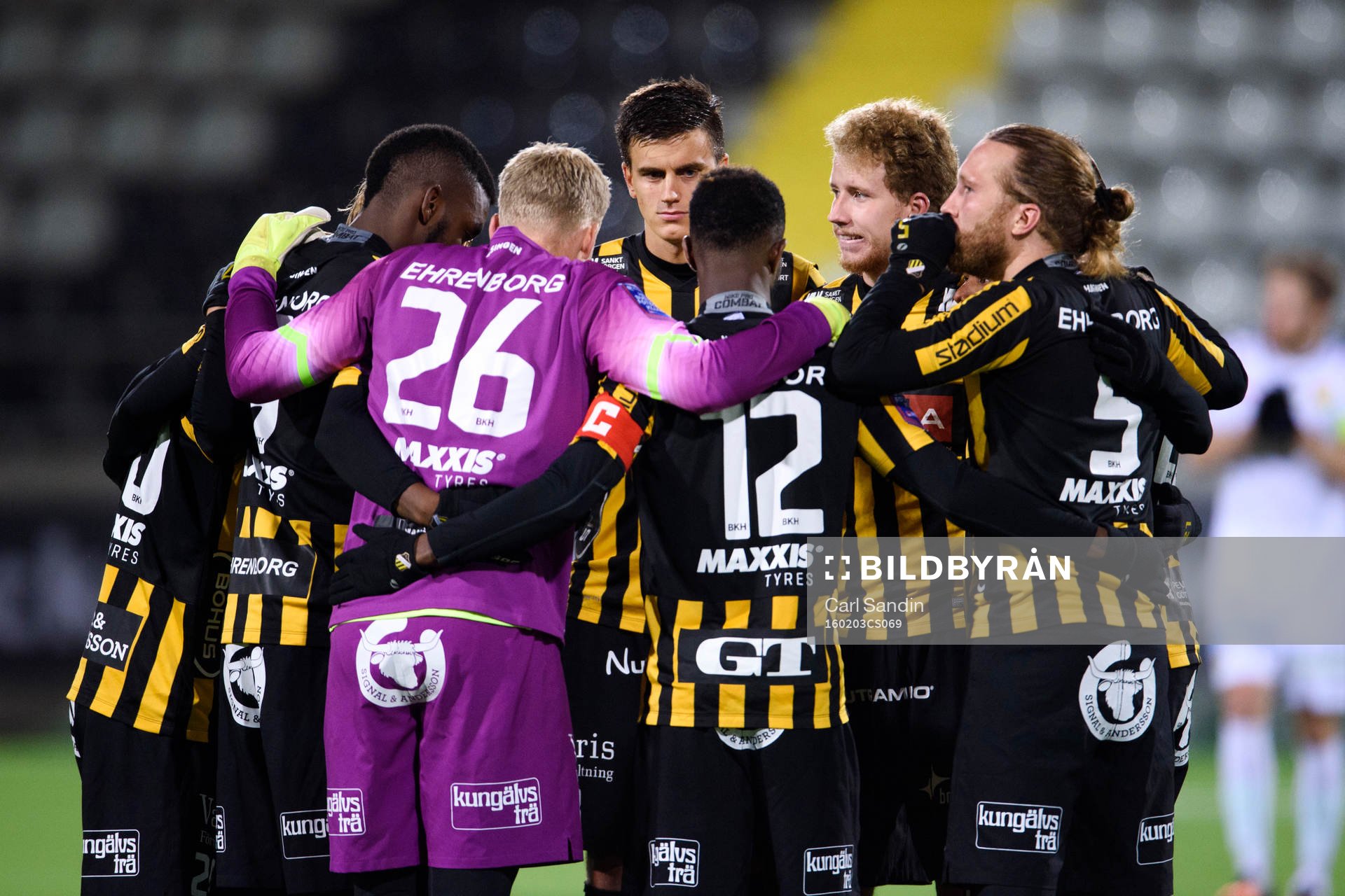 Häckens spelare samlas innan en träningsmatch i fotboll