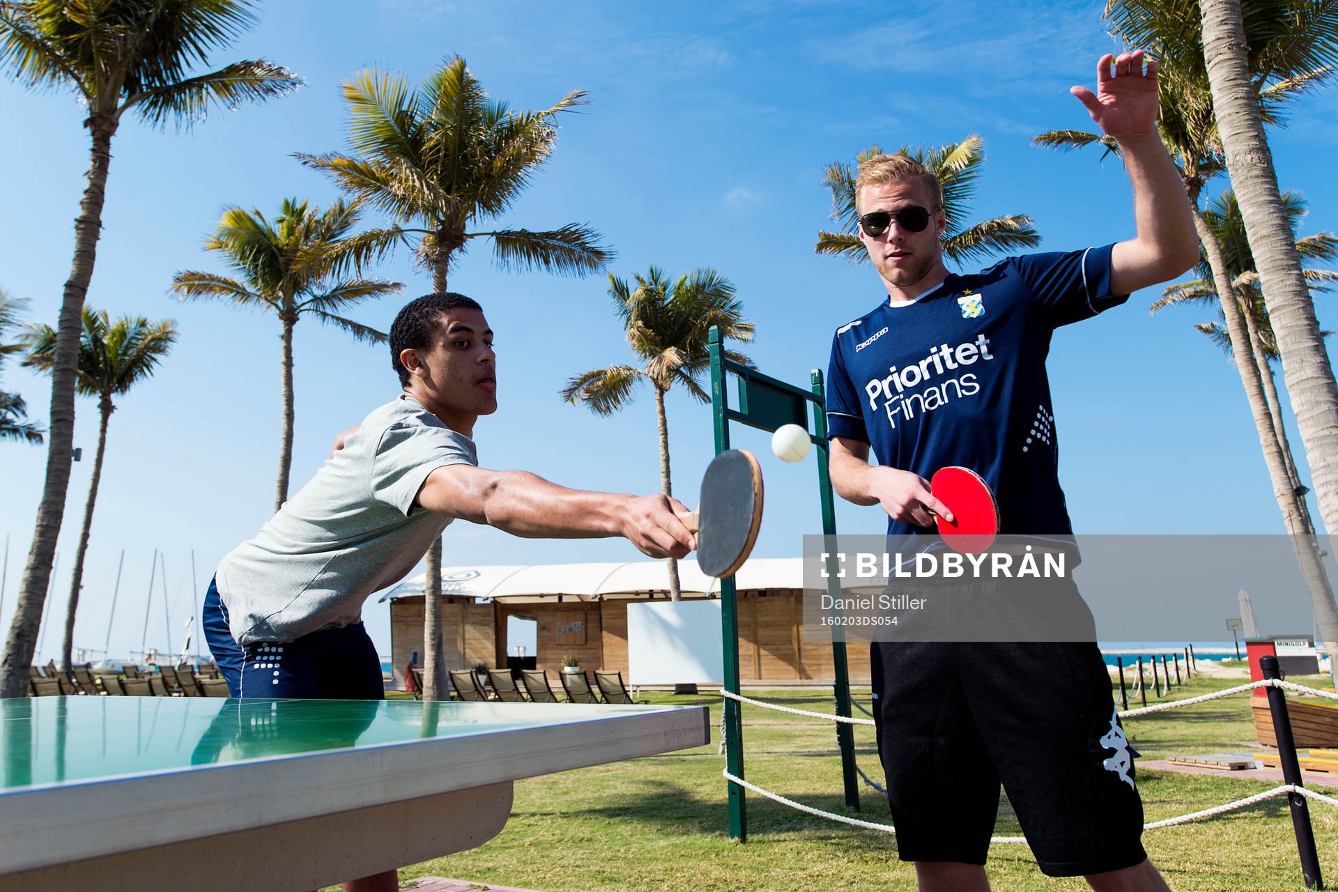 Benjamin Zalo och Gustav Engvall spelar pingis