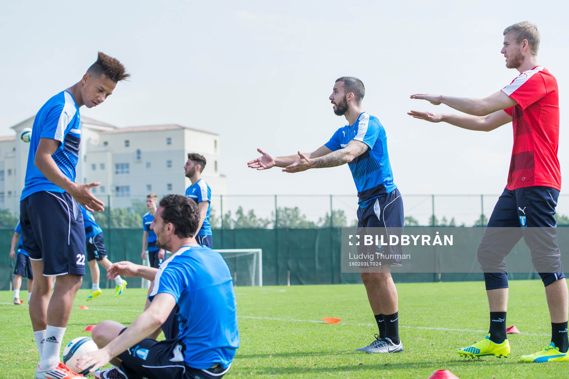 Malmö FFs Tobias Sana, Agon Mehmeti, Guillermo Molins poch målvakt Fredrik Andersson under en träning med Malmö FF den 3 februari 2016 i Dubai.