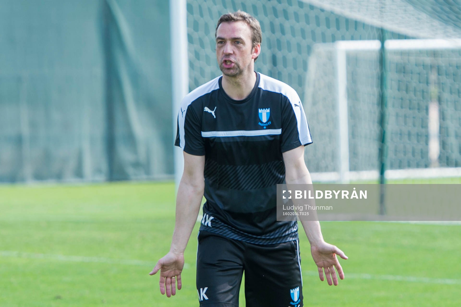 Malmö FFs tränare Allan Kuhn instruerar under en träning med Malmö FF den 3 februari 2016 i Dubai.