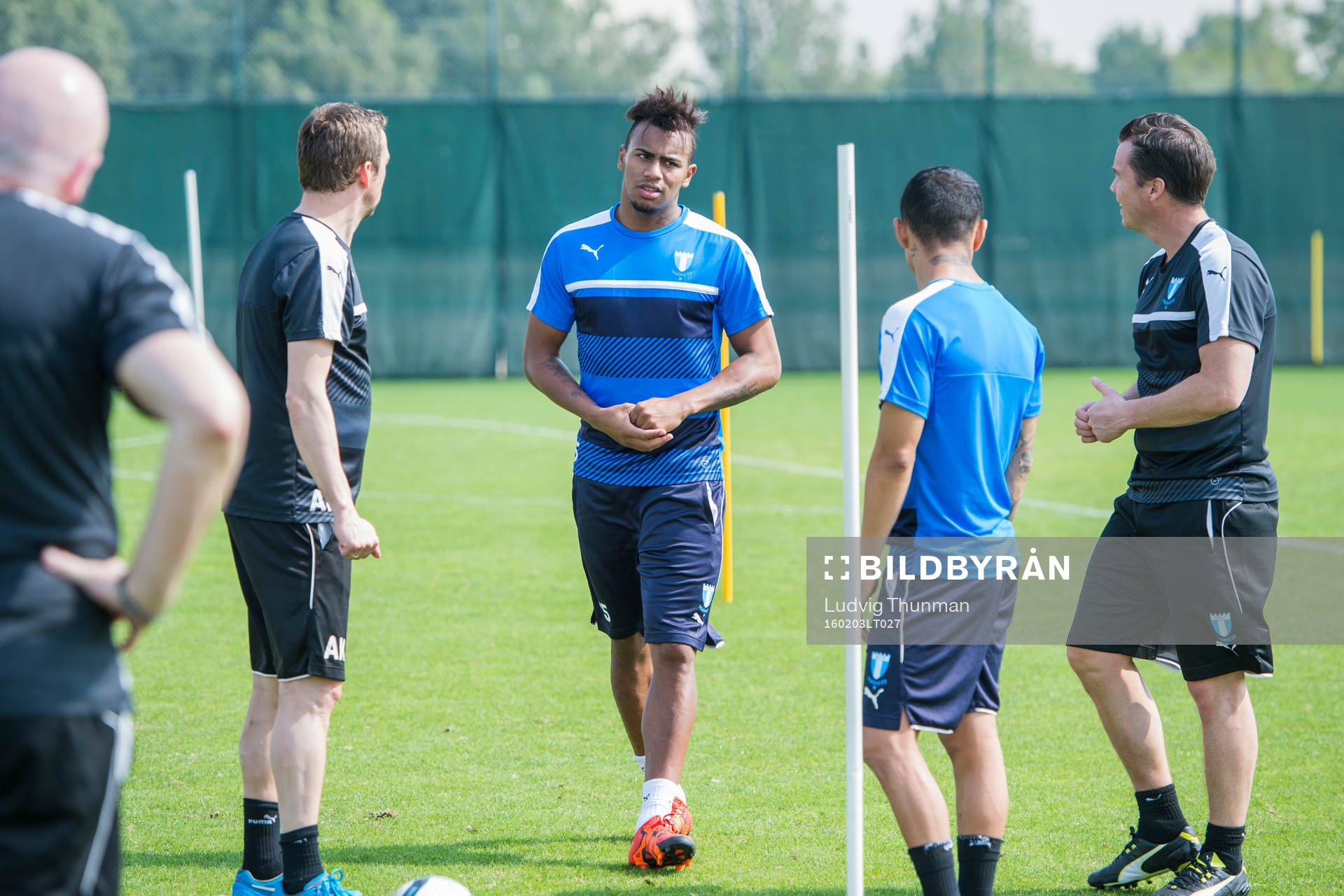 Malmö FFs Felipe Carvalho och Yoshimar Yotún får instruktioner av tränare Allan Kuhn och sportchef Daniel Andersson under en träning med Malmö FF den 3 februari 2016 i Dubai.