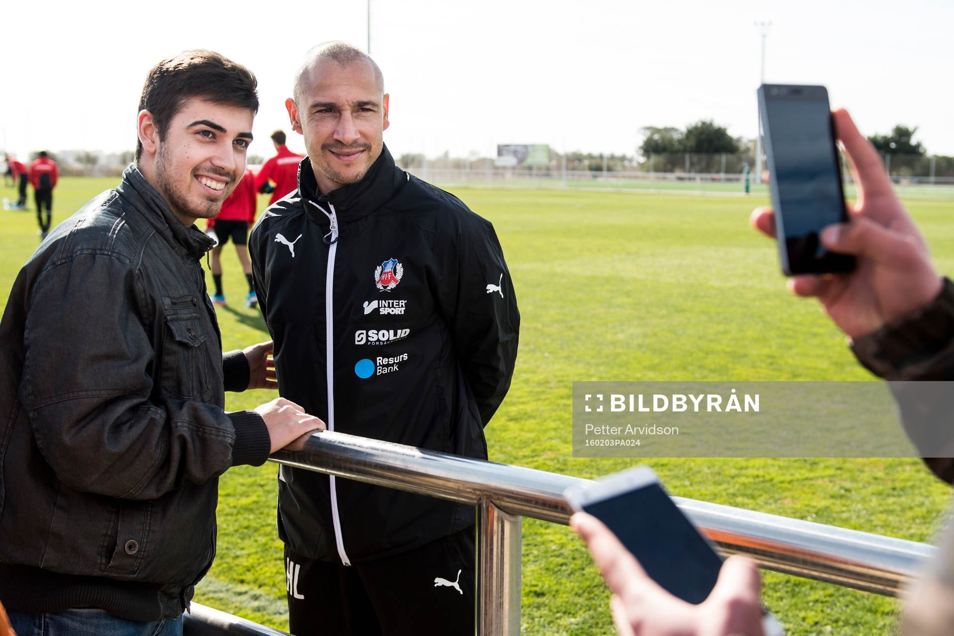 Manager Henrik Larsson ställer upp på bilder med