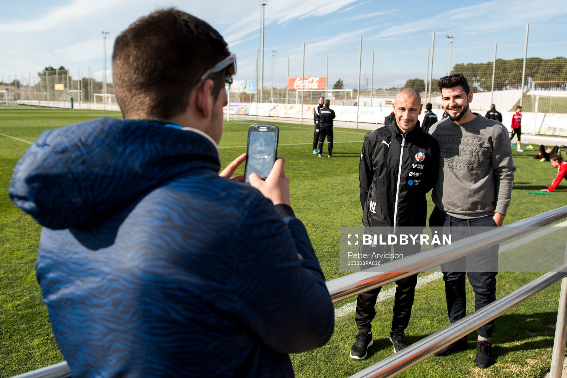 Manager Henrik Larsson ställer upp på bilder med