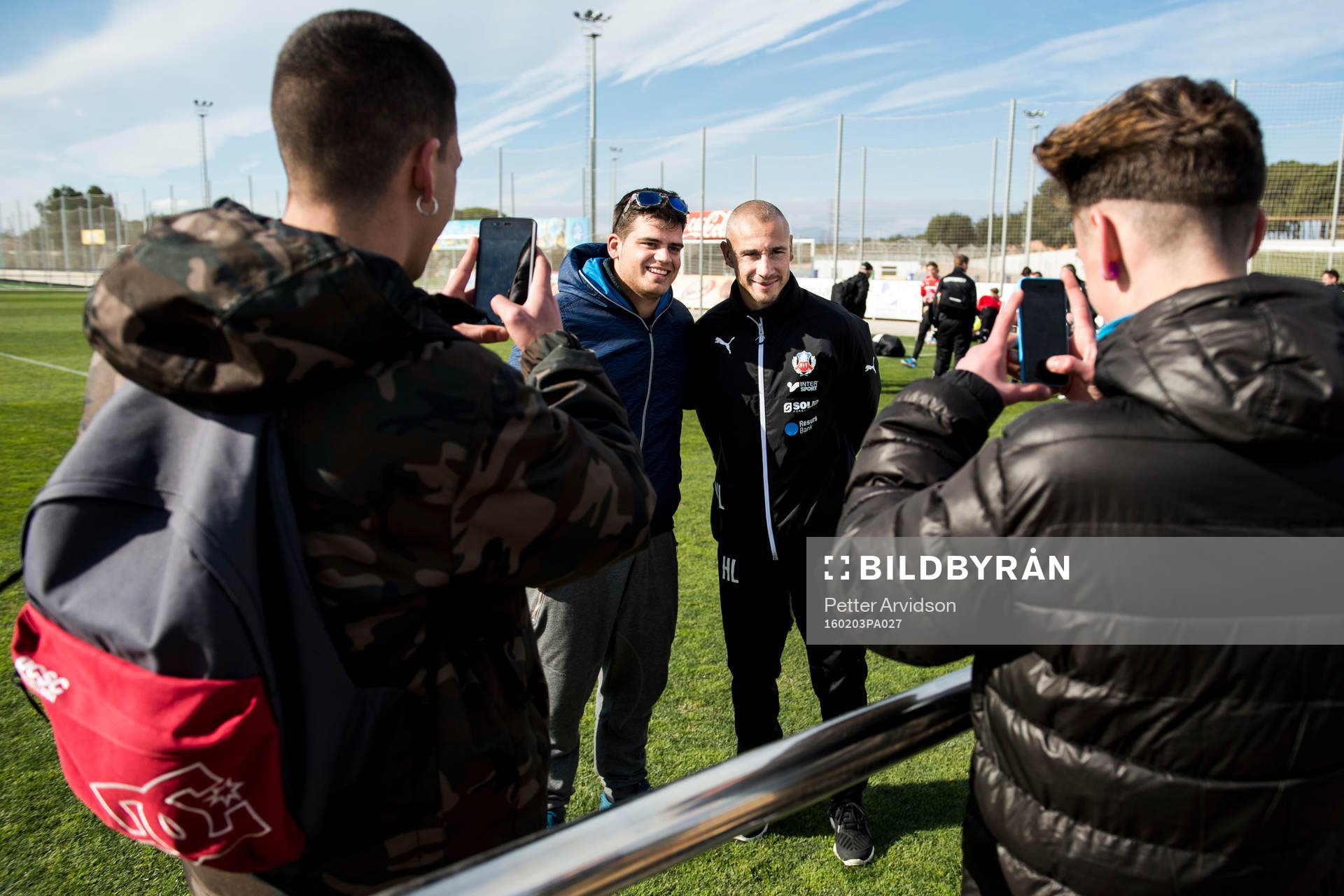 Manager Henrik Larsson ställer upp på bilder med