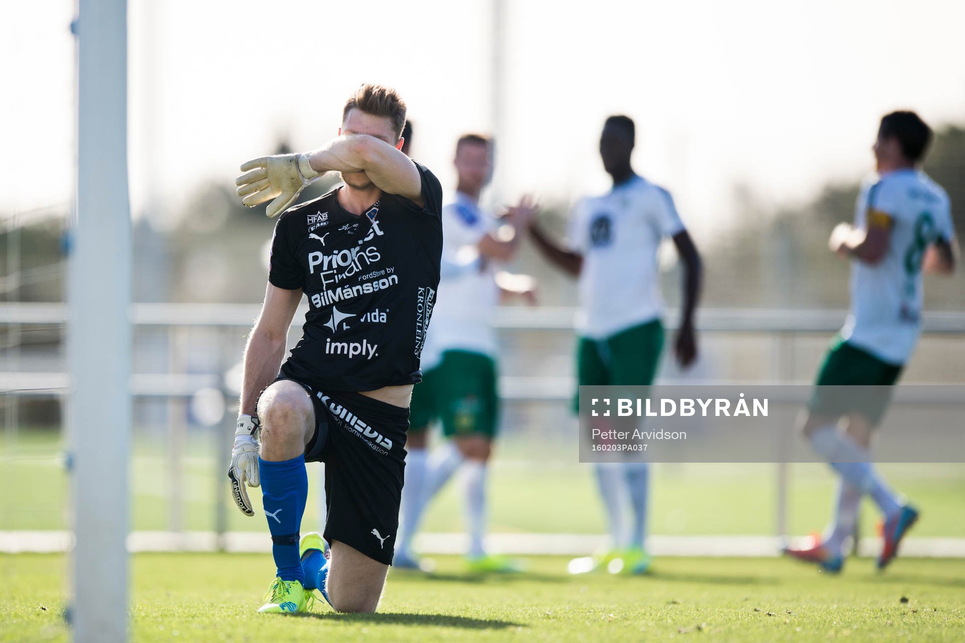 Halmstads målvakt Malkolm Nilsson deppar