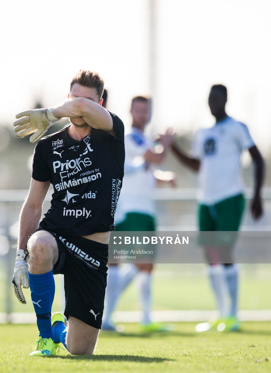 Halmstads målvakt Malkolm Nilsson deppar
