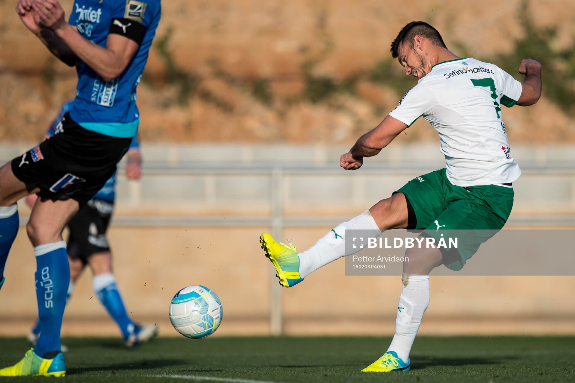 Hammarbys Alexssander Medeiros de Azeredo skjuter ett skott