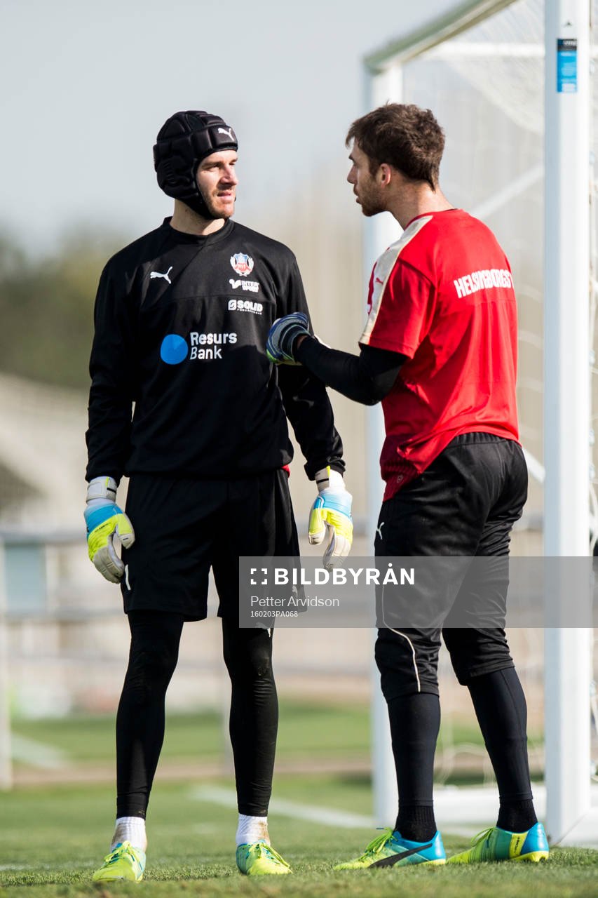 Målvakterna Matt Pyzdrowski och Tomer Chencinski i samtal