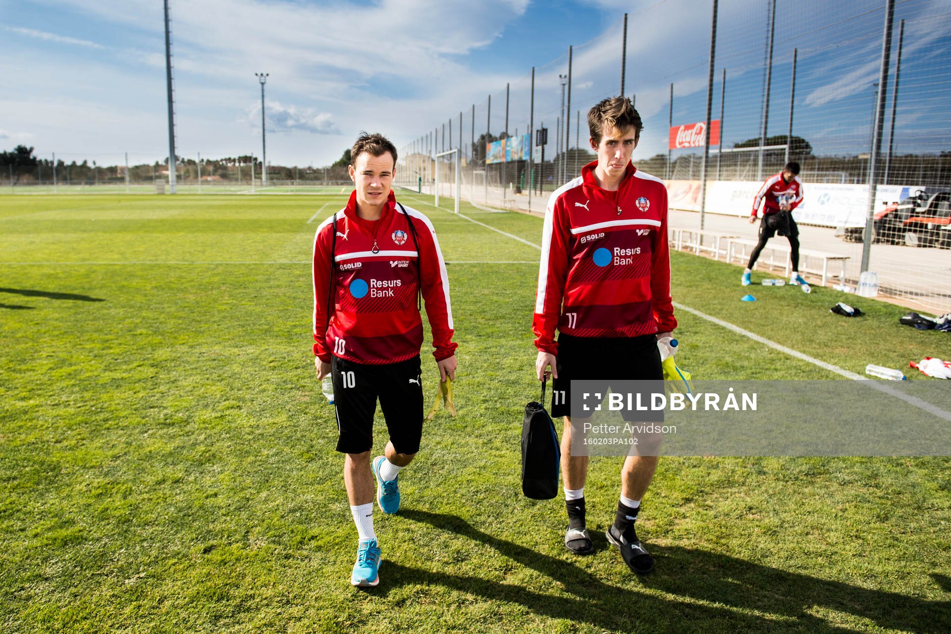 Anton Wede och Adam Eriksson lämnar planen