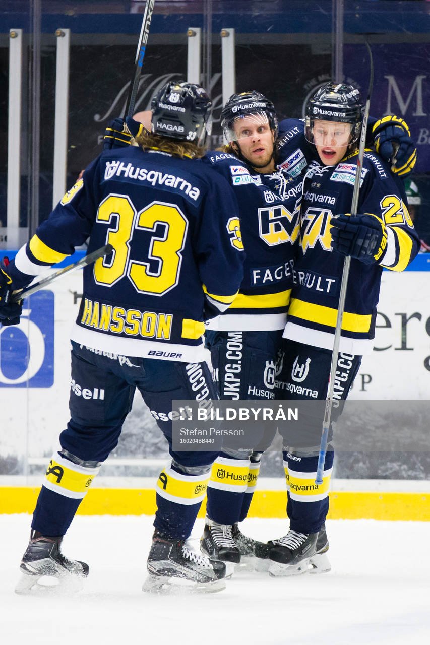 s Niklas Hansson, Mattias Tedenby och Lawrence Pilut jublar
