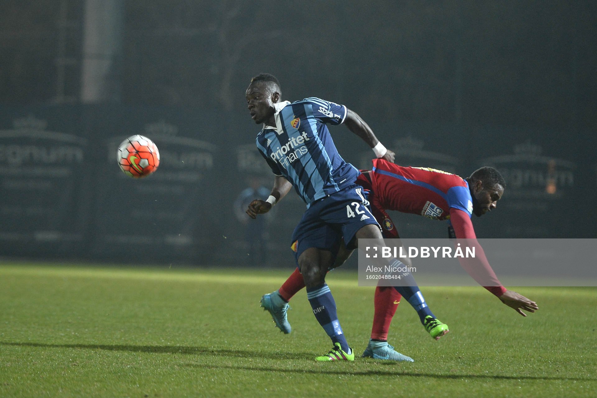 Djurgårdens Sam Johnson och Bukarests Fernando Varela