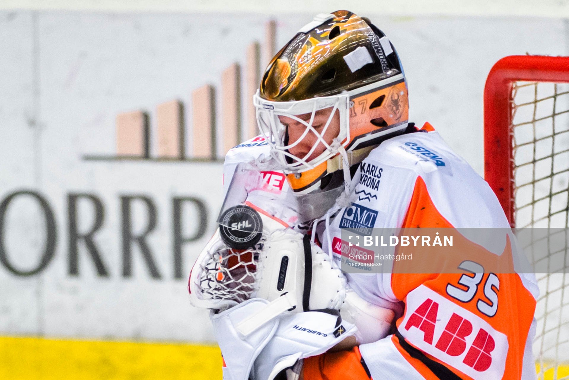 Karlskronas målvakt Linus Fernström räddar skott