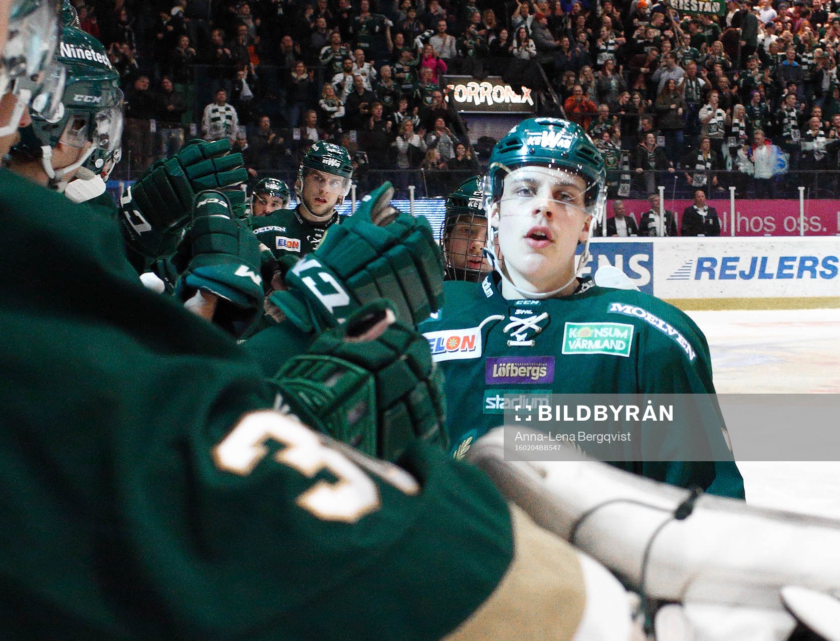 Färjestads Joel Eriksson Ek  jublar med spelarna i båset