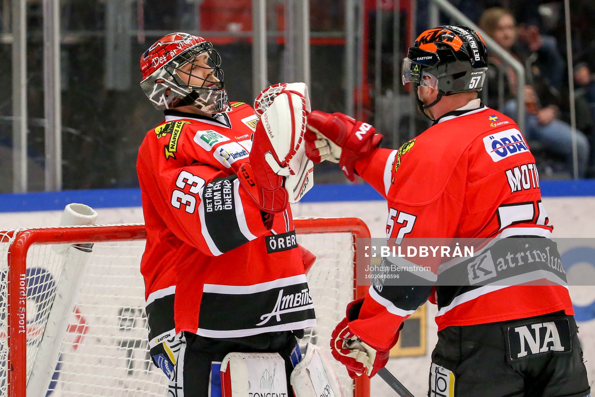 Örebros målvakt Julius Hudacek och Johan Motin jublar
