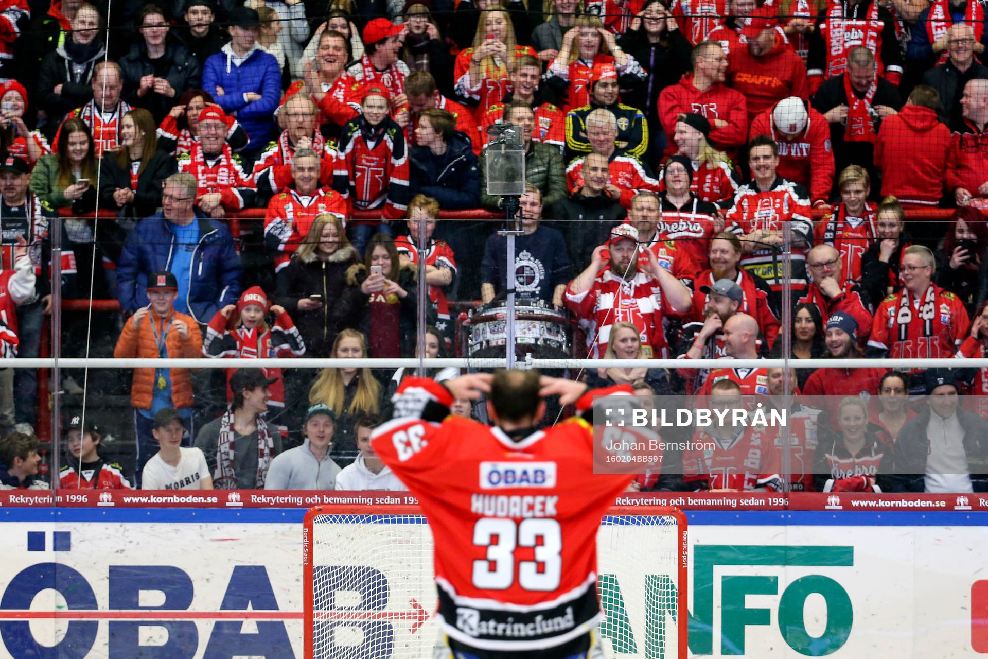Örebros målvakt Julius Hudacek jublar med fansen