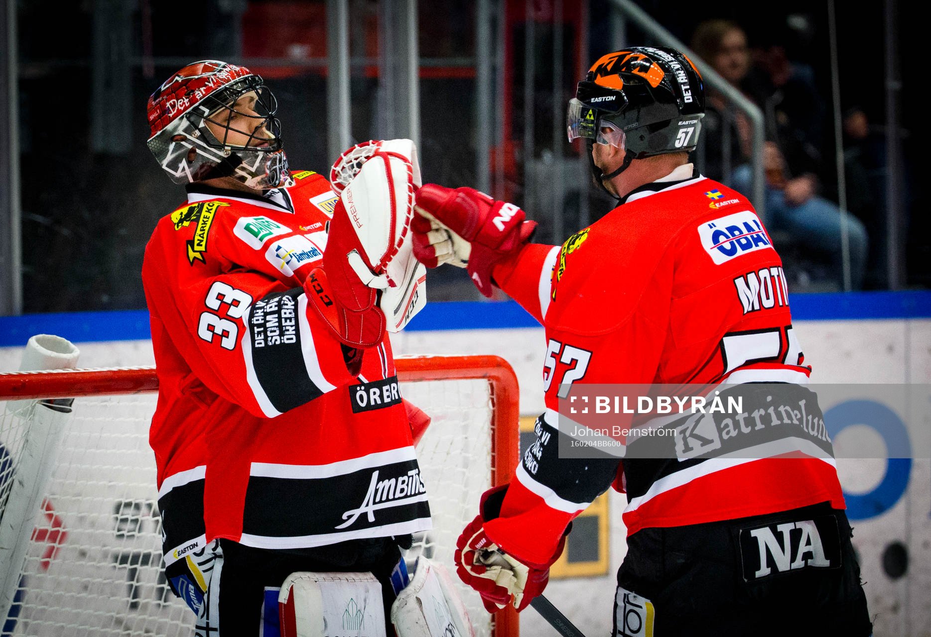 Örebros målvakt Julius Hudacek och Johan Motin jublar