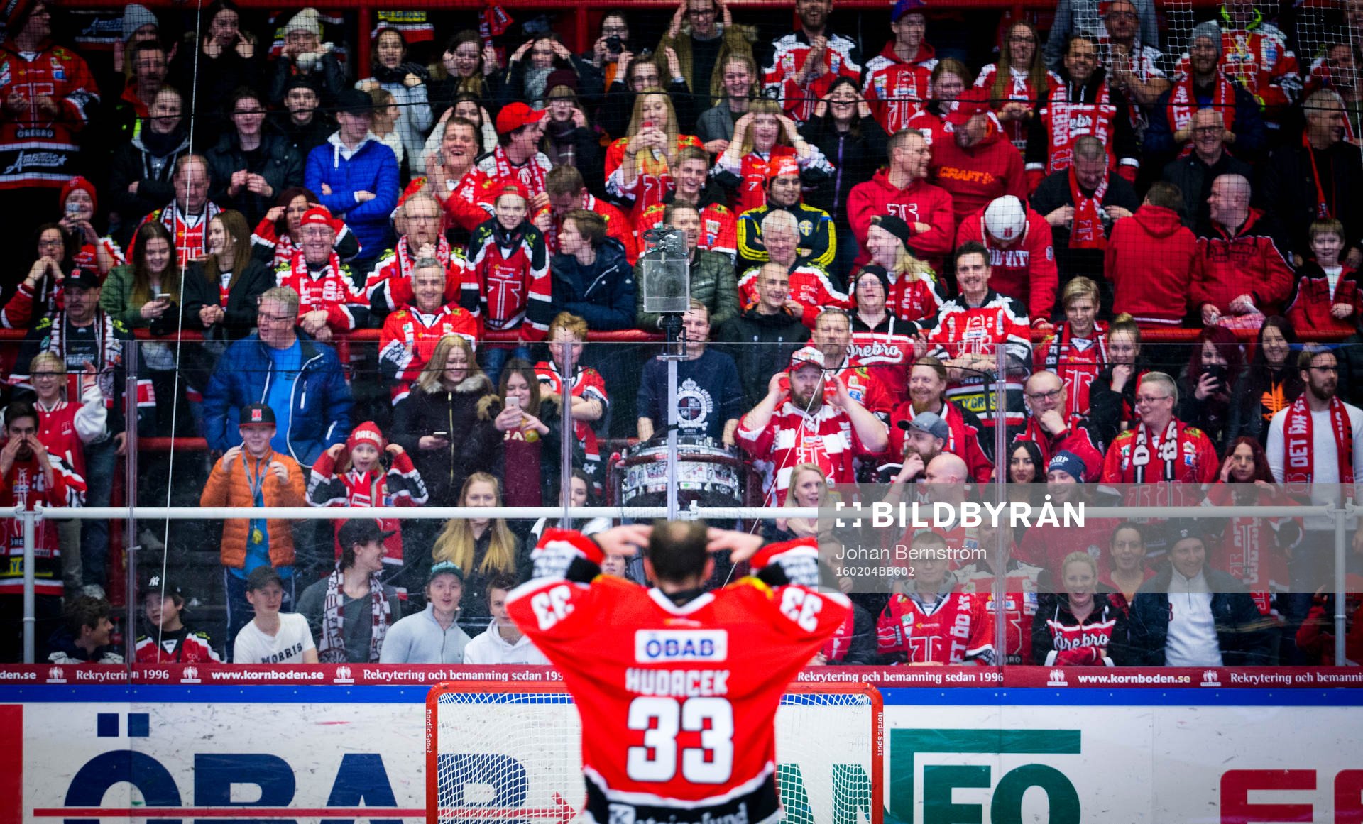 Örebros målvakt Julius Hudacek jublar med fansen