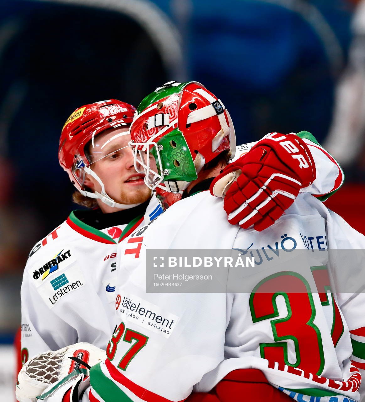 s Kristian Jakobsson kramar målvakt Adam Reideborn