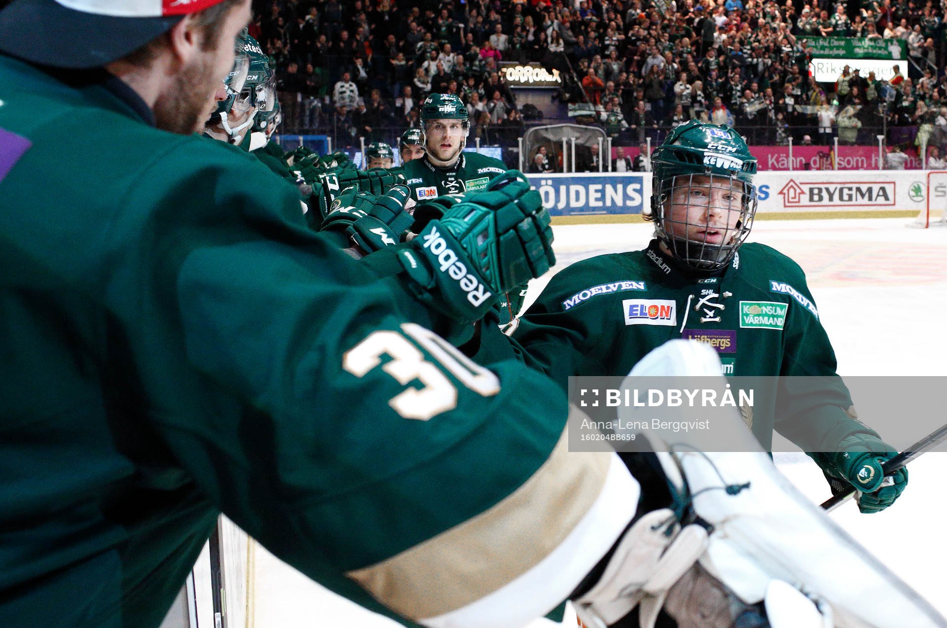 Färjestads Oskar Steen jublar med de andra spelarna i