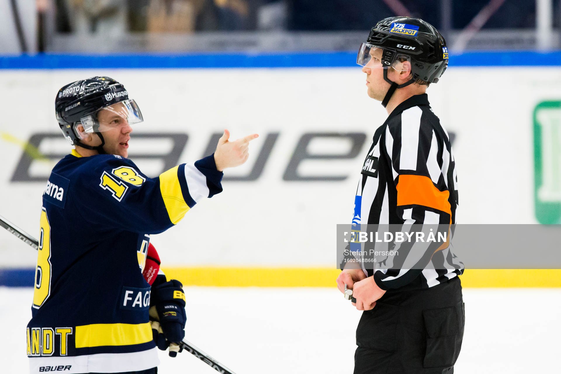 s Pär Arlbrandt påpekar för domaren Aleksi Rantala att