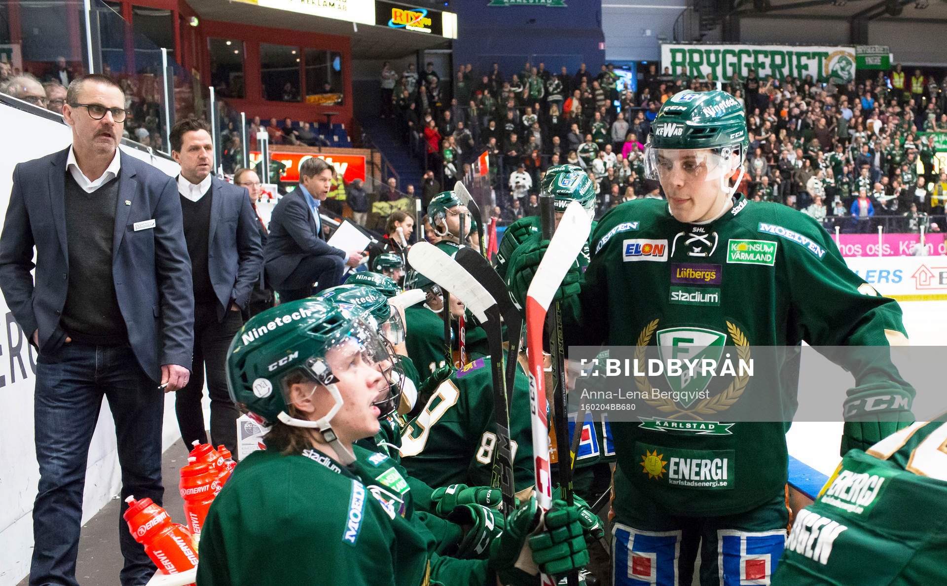 Färjestads Joel Eriksson Ek samtalar med Joakim Nygård i