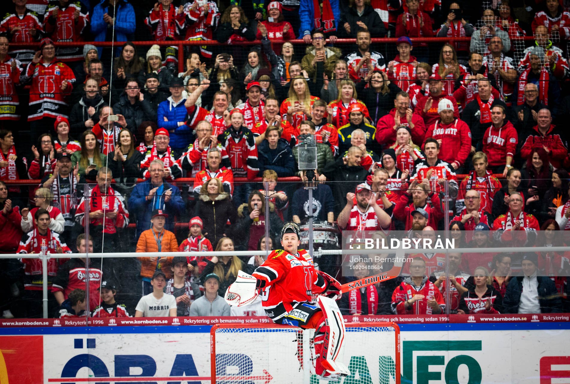 Örebros målvakt Julius Hudacek jublar med fansen