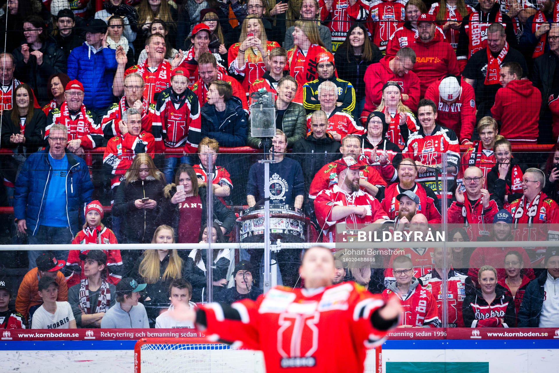 Örebros målvakt Julius Hudacek jublar med fansen