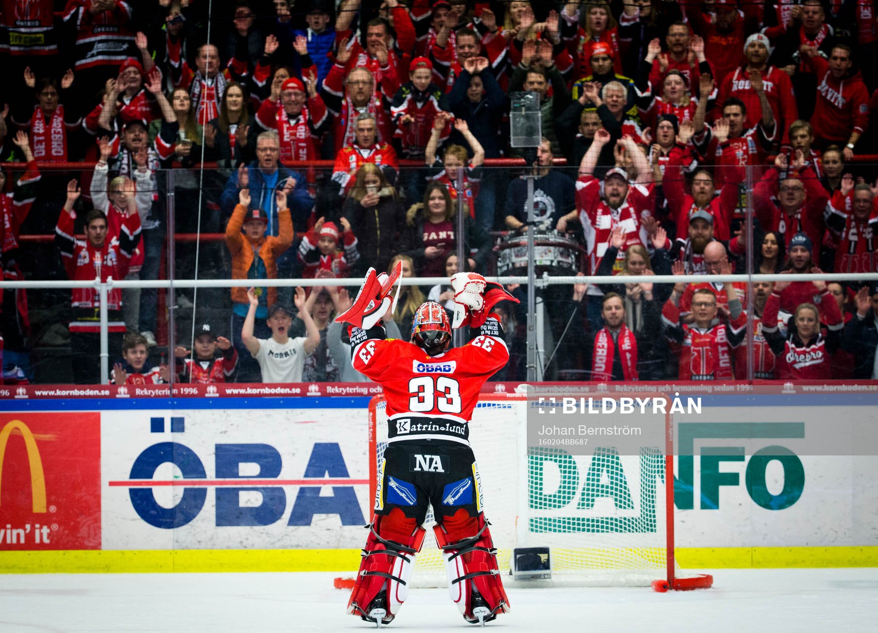 Örebros målvakt Julius Hudacek jublar med fansen